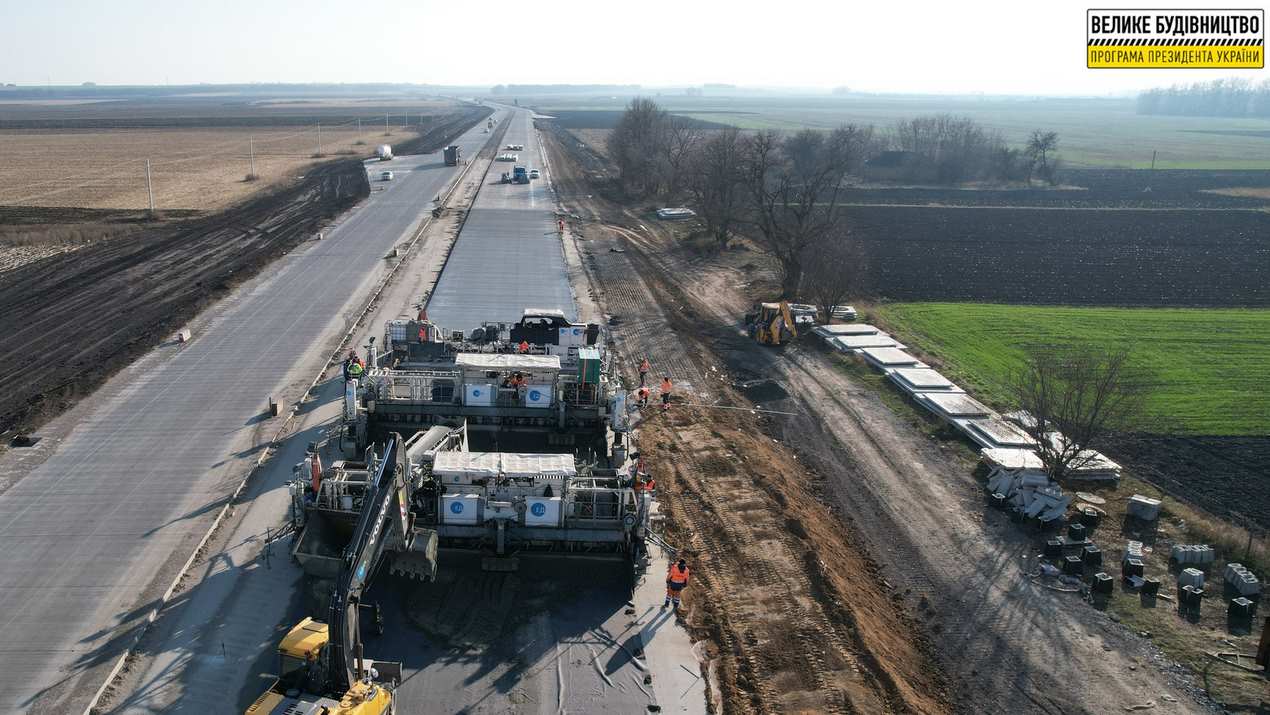 Продолжается устройство тяжелого бетона на автодороге Н - 31 Днепр-Решетиловка