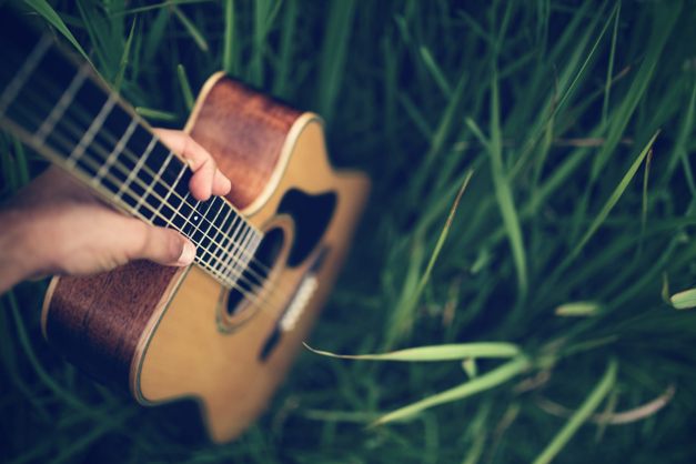 Акустическая гитара: особенности инструмента