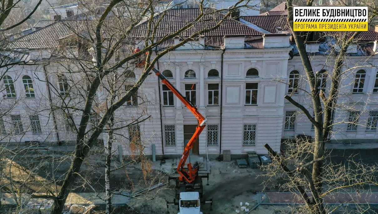 В Миргороде завершили наружные работы на реконструкции старого здания под школу искусств