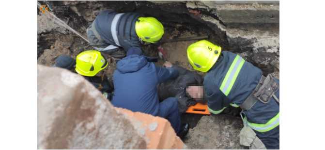 В Миргороде спасатели деблокировали пострадавшего в результате обвала песчаного грунта на стройке