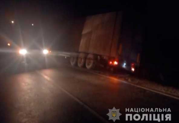 В Миргороде полиция совместно с дальнобойщиками вытащили из кювета грузовик