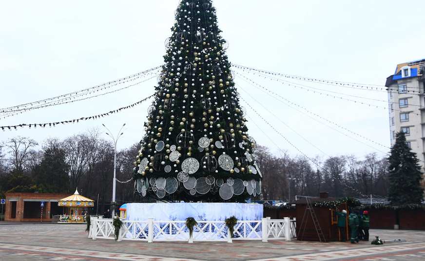 В Кременчуге завершают приготовление главной площади и центральной улицы города к Новому году