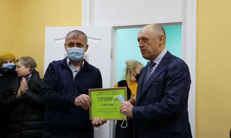 Александр Мамай вручил сертификат от города-побратима Ляйнфельден-Эхтердинген благотворительной организации "Свет надежды"