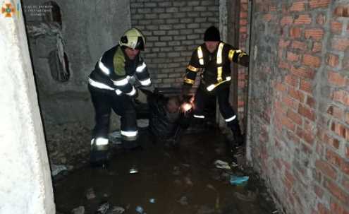 В Кременчуге спасатели достали из подвала мужчину, который нуждался в медицинской помощи