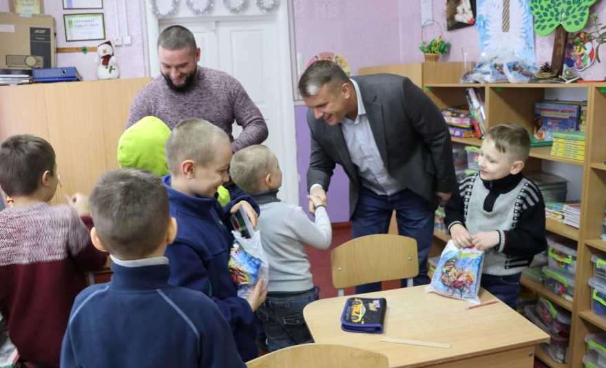 Представители городской власти поздравили школьников с новогодними праздниками