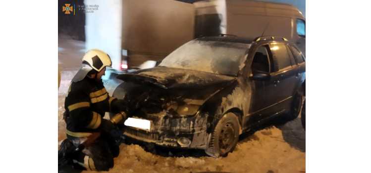 В Полтаве пожарные потушили пожар в легковом автомобиле