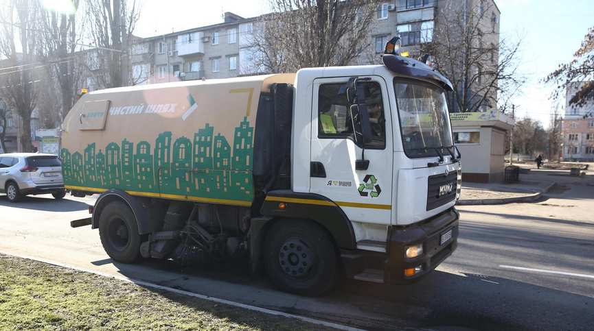 На автодороги Кременчуга вышел автопылесос