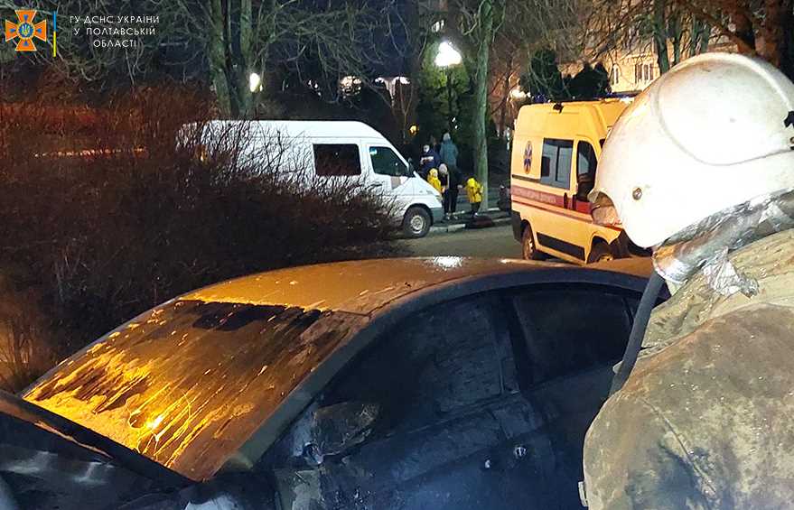 В Лубнах спасатели потушили пожар в автомобиле