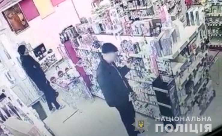 В Полтавской области полицейские сообщили о подозрении мужчине за кражу духов