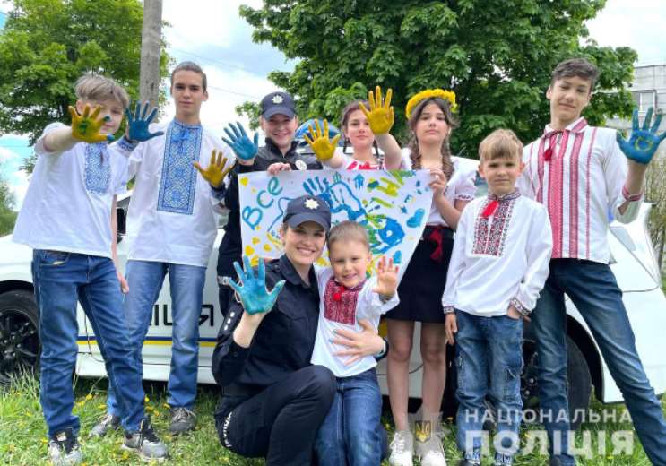 На Полтавщине полицейские и дети организовали патриотическое мероприятие ко Дню вышиванки