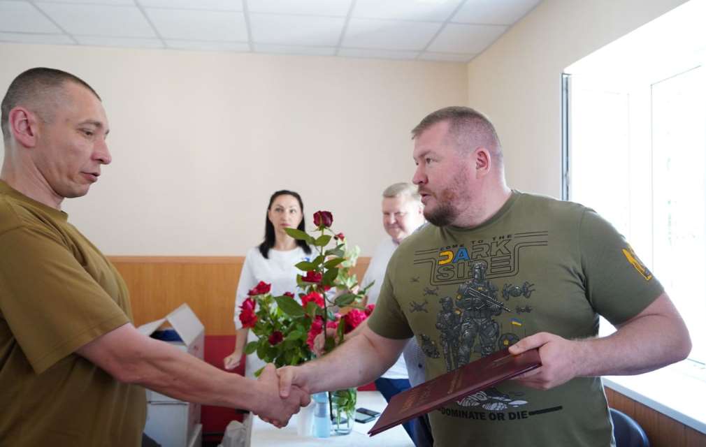 Дмитрий Лунин поздравил почетных доноров Полтавщины и вручил им грамоты по случаю праздника