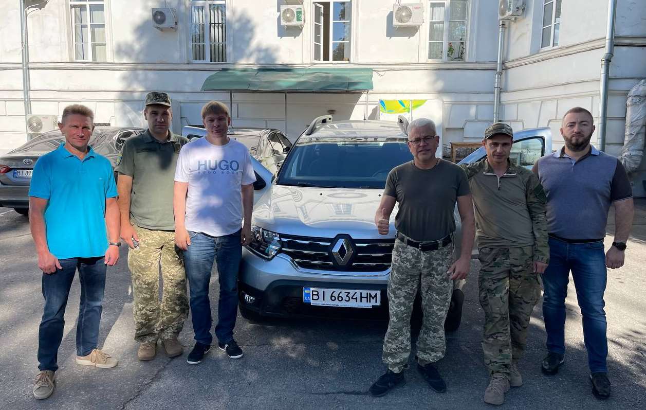 Представники міської влади передали автомобіль на потреби військових