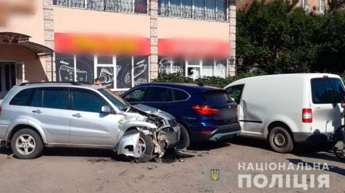 На Полтавщині поліція вивчає обставини дорожньо-транспортної пригоди за участю чотирьох автомобілів