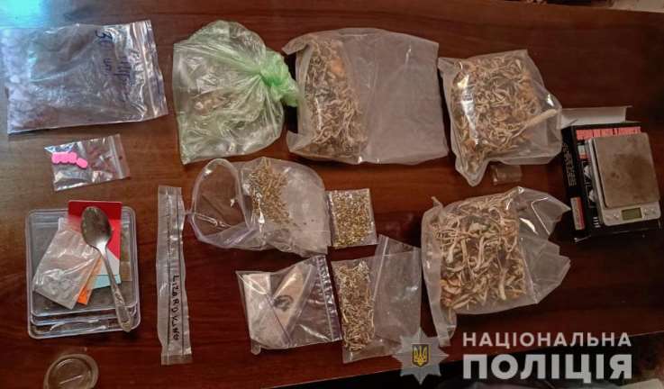 На Полтавщині поліція викрила наркозакладницю, яка приймала замовлення через месенджер
