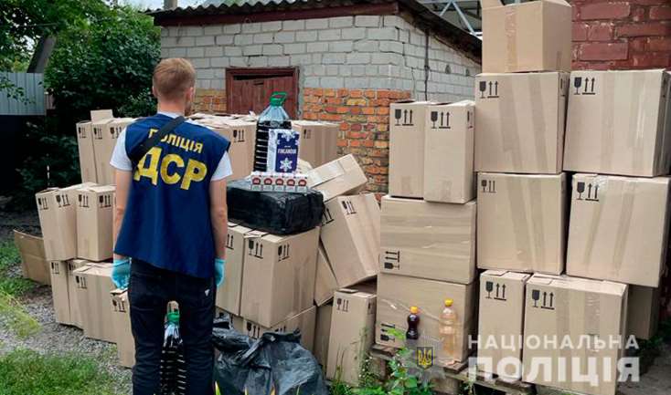 На Полтавщині поліція викрила підпільне виробництво небезпечної алкогольної продукції