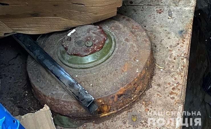 На Полтавщине в подвале заброшенного помещения обнаружили предмет, похожий на мину
