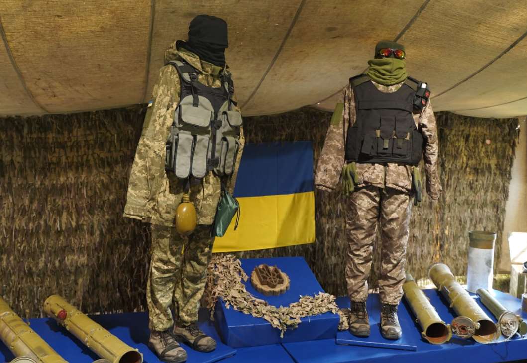 У дворику краєзнавчого музею відкрили виставку, присвячену російсько-українській війні