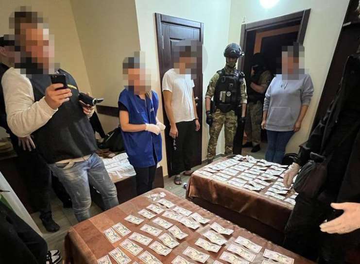 За 3200 долларов США помогала с выездом за границу: полтавские полицейские задержали организатора "трансфера"