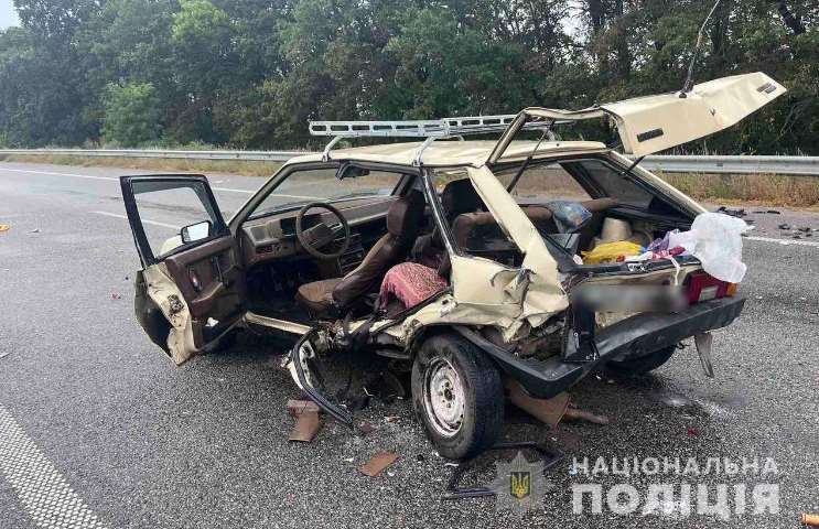 На Полтавщині поліція встановлює обставини ДТП, внаслідок якої постраждала пасажирка легковика