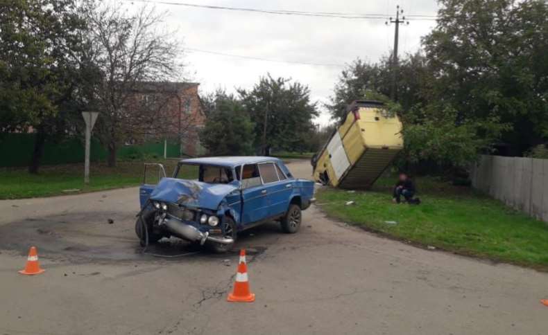 На Полтавщине полиция устанавливает обстоятельства ДТП, в котором погиб водитель