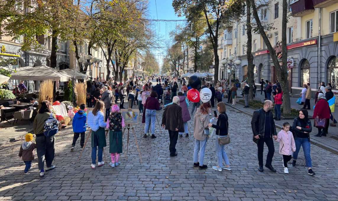 У Полтаві юні художники малюють пейзажі просто неба