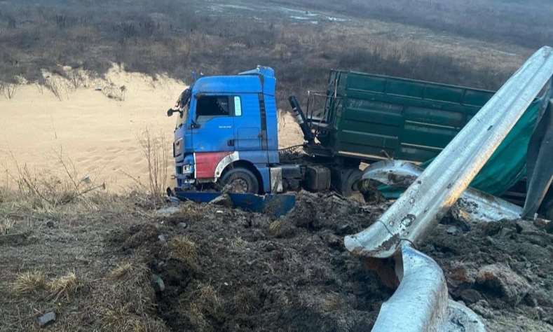 На Полтавщине грузовик съехал с дороги