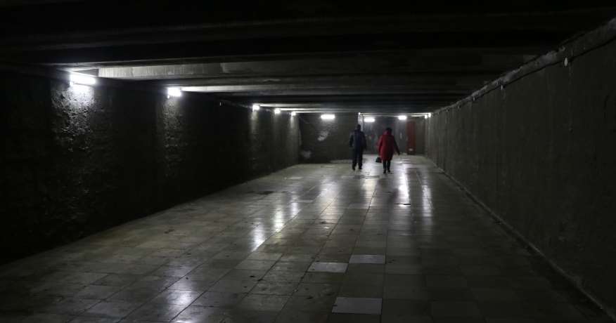 Неизвестные лица повредили освещение в подземном переходе