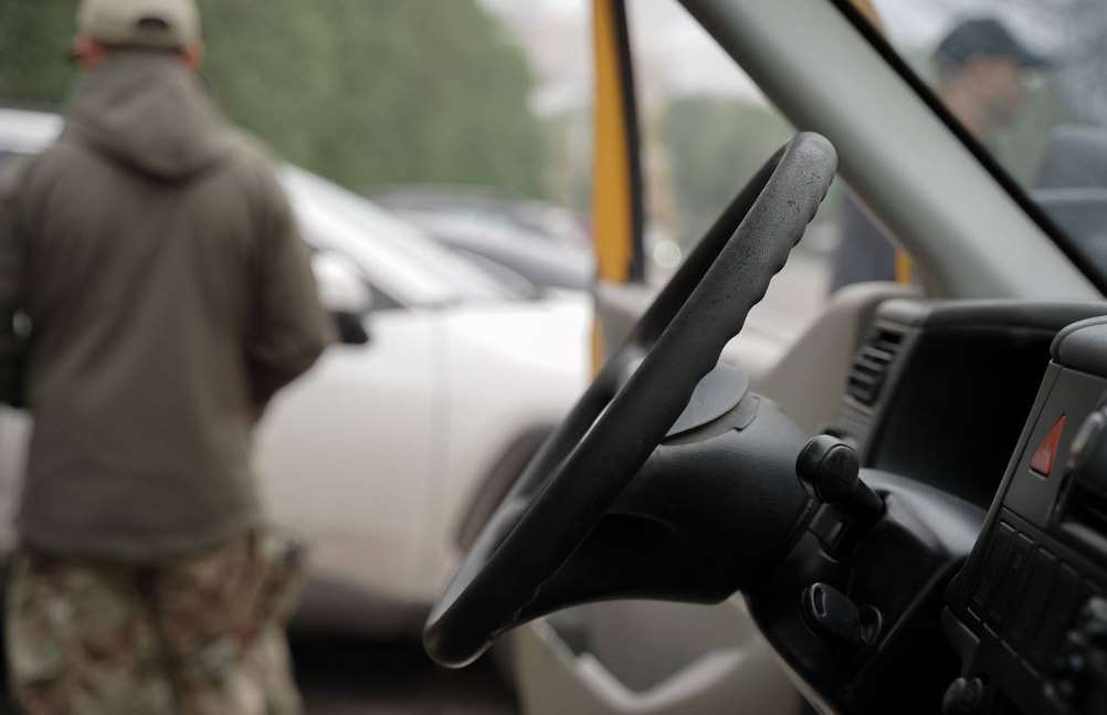 У Полтаві передали захисникам два мікроавтобуси для виконання завдань на фронті