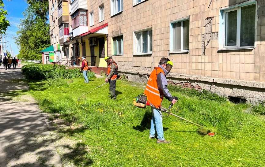 Коммунальщики Полтавы ежедневно улучшают благоустройство громады