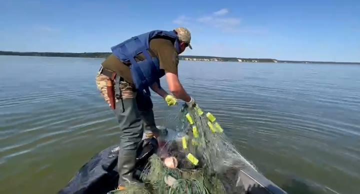 На Полтавщині водна поліція виявила близько 2000 метрів браконьєрських сіток з рибою