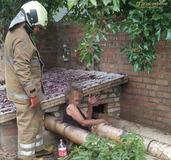 Полтава: рятувальники деблокували чоловіка, який застряг між трубами тепломережі