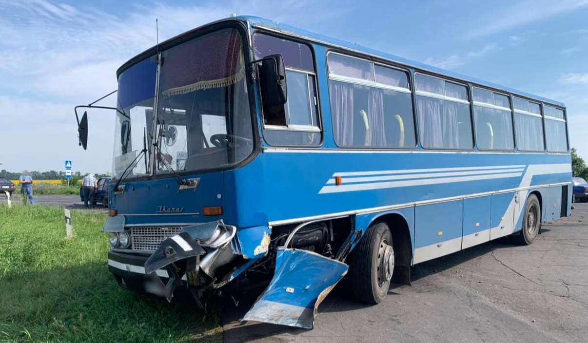На Полтавщині сталося ДТП за участю автобуса та легковика