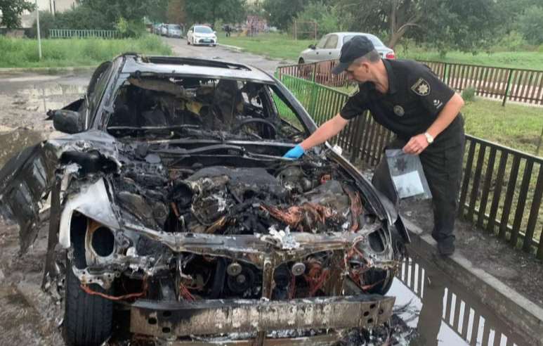 На Полтавщині поліція встановлює обставини загоряння автомобіля у Кременчуці