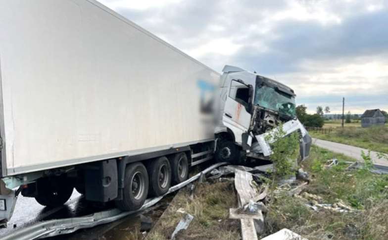 Поліція Полтавщини встановлює обставини ДТП, в якій травмований водій вантажівки