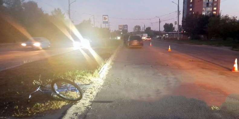 Поліція Полтави встановлює обставини ДТП, внаслідок якої травмована велосипедистка