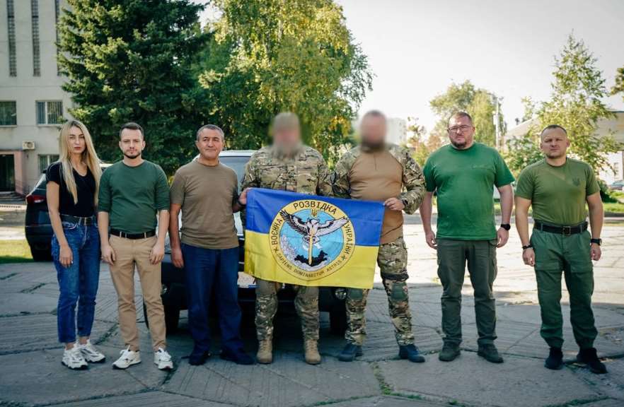 Військовим-розвідникам передали автівку