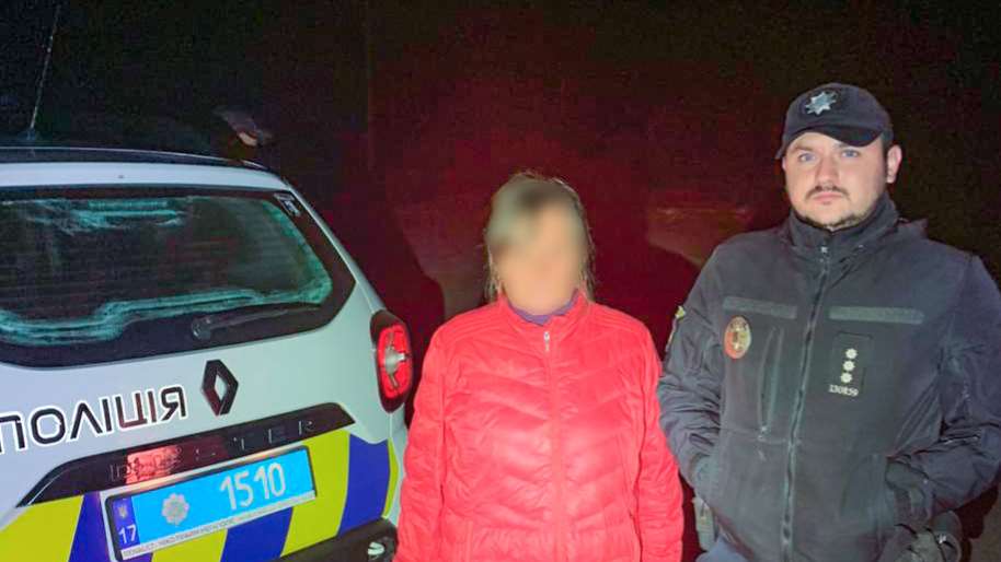 На Полтавщині поліцейські розшукали жінку, яка пішла в ліс по гриби та заблукала