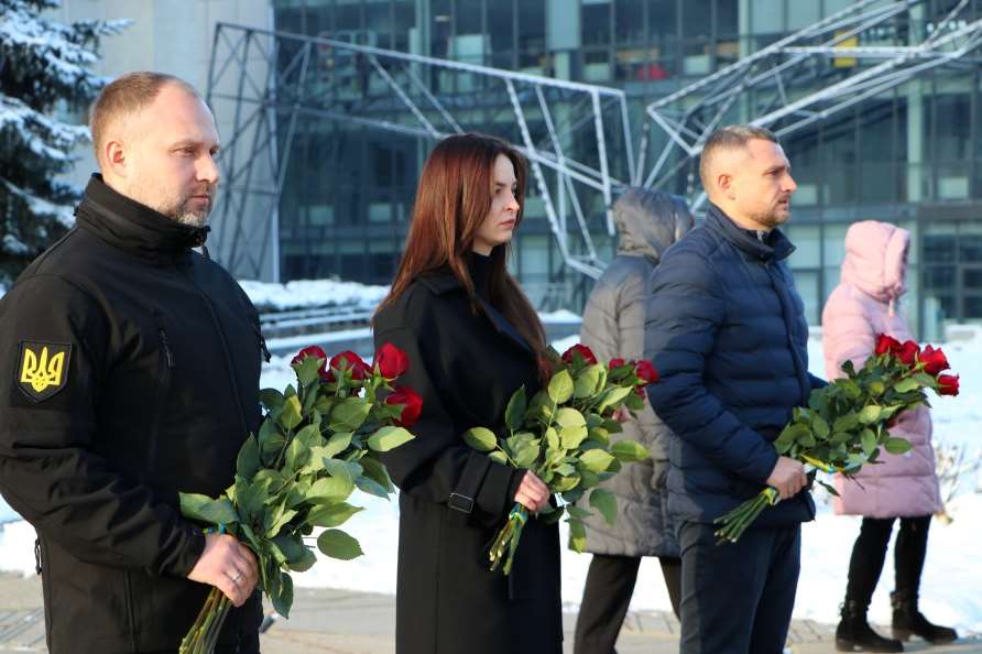 По случаю Дня Достоинства и Свободы возложили цветы к мемориальным знакам