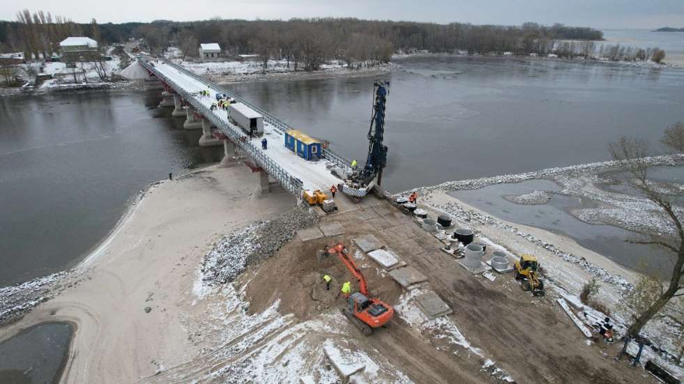 Строители завершают ремонт моста через реку Сула возле Кременчуга