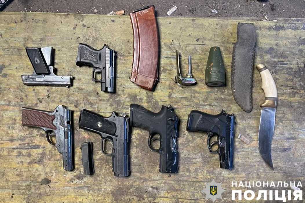 Поліцейські Полтавщини вилучили зброю в мешканця Кременчука