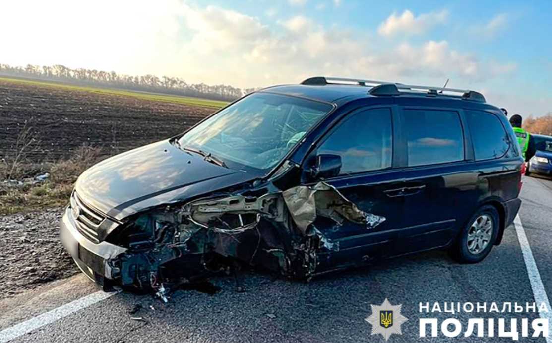 На Полтавщині поліція встановлює обставини ДТП, в якій загинув водій легковика