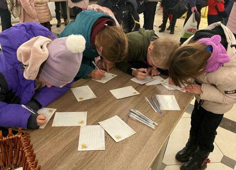 Понад 700 листівок для ВСУ написали діти Полтавщини