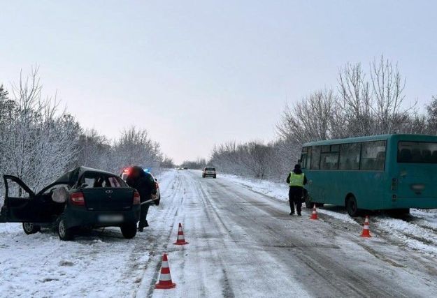 На Полтавщине легковушка столкнулась с автобусом: одного из водителей госпитализировали