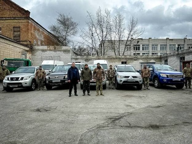 На Полтавщині військовим передали п’ять пікапів