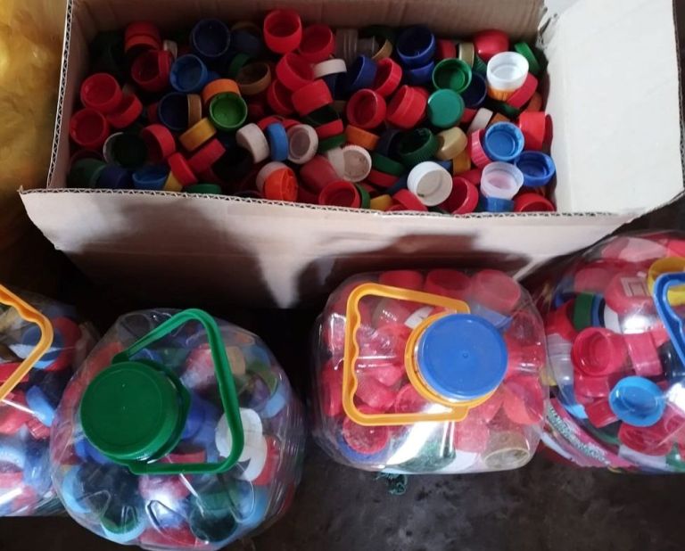 У громаді на Полтавщині збирають пластикові кришечки для ЗСУ