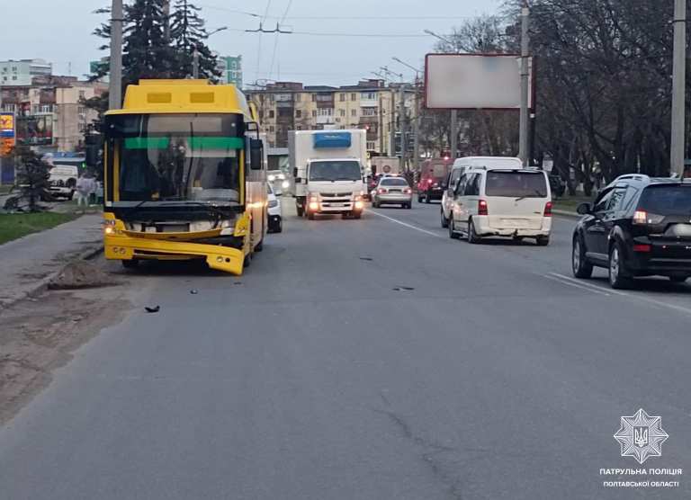 У Полтаві - ДТП: позашляховик зіткнувся з тролейбусом