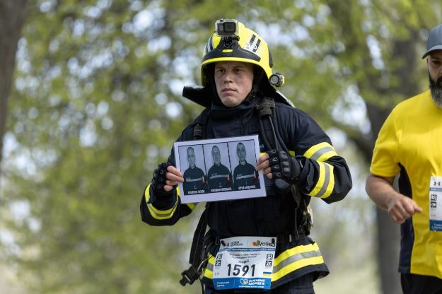 Полтавський рятувальник присвятив забіг у марафоні загиблим колегам із Харкова