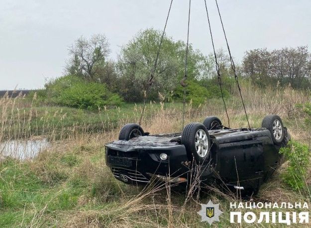 На Полтавщине автомобиль перевернулся и упал в реку: есть погибшие