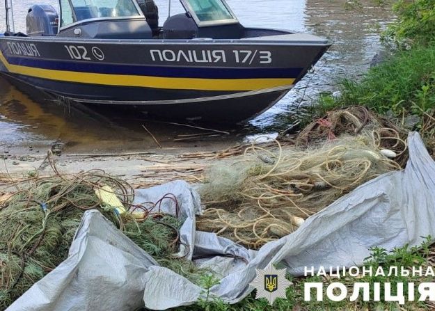 На Полтавщине полиция изъяла из реки браконьерские сети