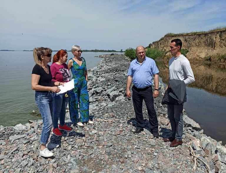 Через рівень води в Кременчуцькому водосховищі руйнується дамба